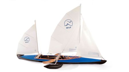 Pouch Falboot RZ85 mit em2 Ketsch Segelrigg und Ausleger